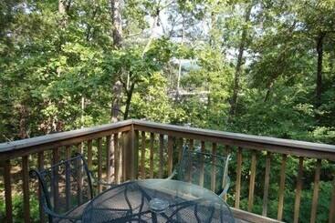 One Bedroom, One Bath Log Sided Cottage With Private Hot Tub On Lake Ouachita. By Redawning