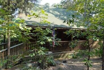 One Bedroom, One Bath Log Sided Cottage With Private Hot Tub On Lake Ouachita. By Redawning
