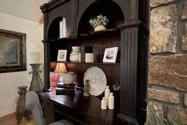 One Bedroom, One Bath Log Sided Cottage With Private Hot Tub On Lake Ouachita. By Redawning