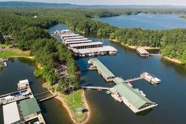One Bedroom, One Bath Log Sided Cottage With Private Hot Tub On Lake Ouachita. By Redawning