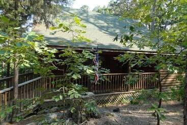 One Bedroom, One Bath Log Sided Cottage With Private Hot Tub On Lake Ouachita. By Redawning