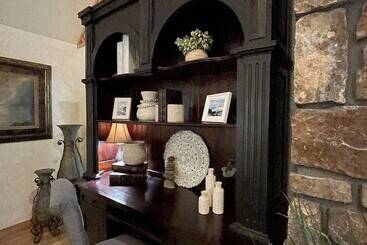 One Bedroom, One Bath Log Sided Cottage With Private Hot Tub On Lake Ouachita. By Redawning