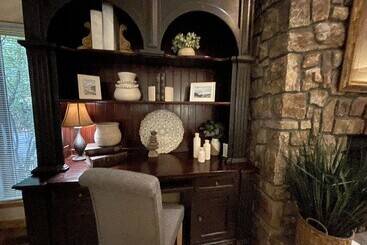 One Bedroom, One Bath Log Sided Cottage With Private Hot Tub On Lake Ouachita. By Redawning