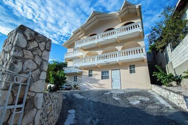 پانسیون 876 Ja Oasis & Homestay   By Kingston Airport