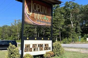 Queen Guest Room Located At The Joplin Inn At The Entrance To Mountain Harbor,, Just 2 1/2 Miles Fro