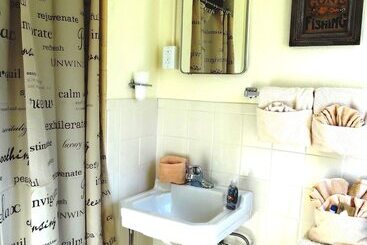 Queen Guest Room Located At The Joplin Inn At The Entrance To Mountain Harbor,, Just 2 1/2 Miles Fro