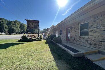 Queen Guest Room Located At The Joplin Inn At The Entrance To Mountain Harbor, Just 2 1/2 Miles From