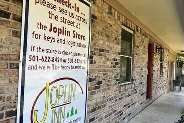 Queen Guest Room Located At The Joplin Inn At The Entrance To Mountain Harbor, Just 2 1/2 Miles From