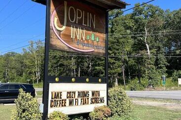 Queen Guest Room Located At The Joplin Inn At The Entrance To Mountain Harbor, Just 2 1/2 Miles From