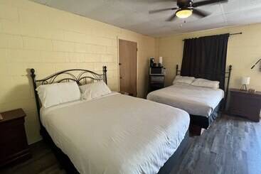 Queen Guest Room Located At The Joplin Inn At The Entrance To Mountain Harbor, Just 2 1/2 Miles From