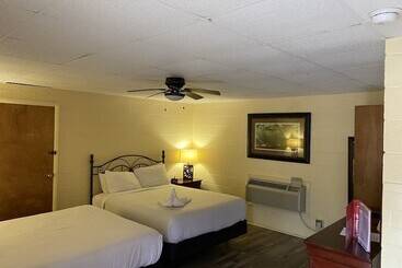 Queen Guest Room Located At The Joplin Inn At The Entrance To Mountain Harbor, Just 2 1/2 Miles From