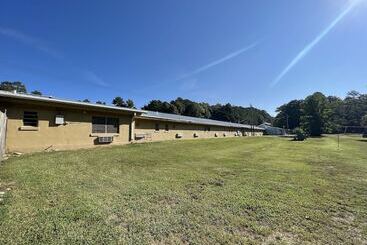 Queen Guest Room Located At The Joplin Inn At The Entrance To Mountain Harbor, Just 2 1/2 Miles From