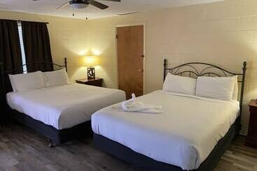 Queen Guest Room Located At The Joplin Inn At The Entrance To Mountain Harbor, Just 2 1/2 Miles From