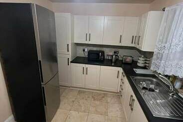 اقامتگاه Remarkable 3 Bed House In Westcliff On Sea