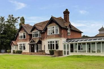 The Maple Manor - Crawley
