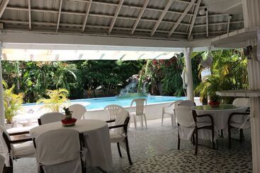 پانسیون Little Savoy Guest House