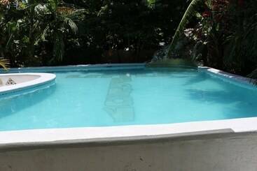 پانسیون Little Savoy Guest House