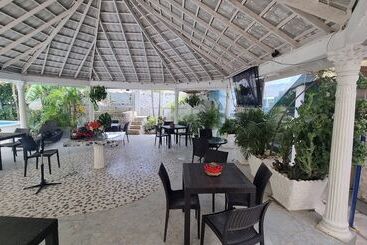 پانسیون Little Savoy Guest House