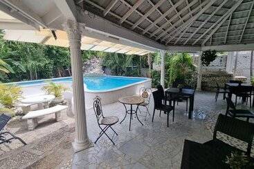 پانسیون Little Savoy Guest House