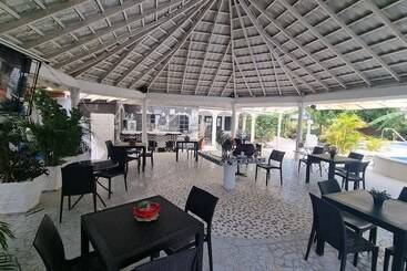 پانسیون Little Savoy Guest House