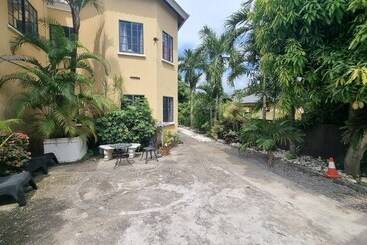 پانسیون Little Savoy Guest House