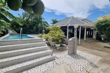 پانسیون Little Savoy Guest House