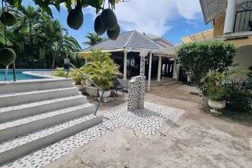 پانسیون Little Savoy Guest House