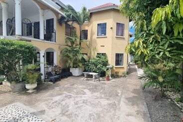 پانسیون Little Savoy Guest House