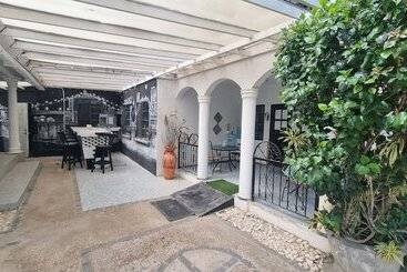 پانسیون Little Savoy Guest House