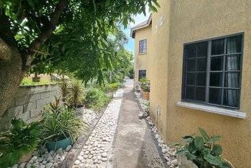 Little Savoy Guest House - Runaway Bay