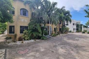 پانسیون Little Savoy Guest House