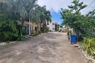 پانسیون Little Savoy Guest House