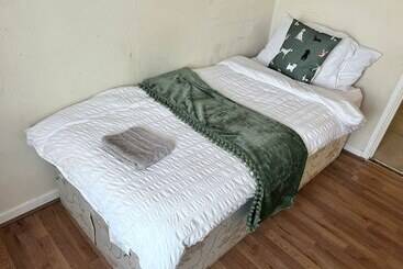 اقامتگاه Beautiful 3 Bed House In High Wycombe