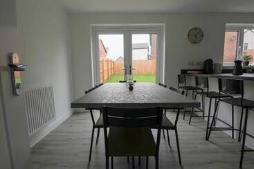 اقامتگاه Beautiful 4 Bed House 15 Mins To Cardiff & Newport