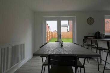 اقامتگاه Beautiful 4 Bed House 15 Mins To Cardiff & Newport
