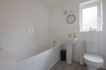 اقامتگاه Beautiful 4 Bed House 15 Mins To Cardiff & Newport