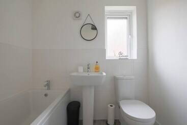 اقامتگاه Beautiful 4 Bed House 15 Mins To Cardiff & Newport