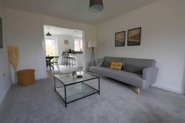 اقامتگاه Beautiful 4 Bed House 15 Mins To Cardiff & Newport