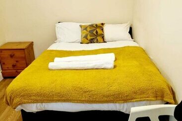 اقامتگاه Lovely 5 Bed House In Romford, Greater London