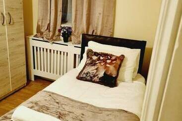 اقامتگاه Lovely 5 Bed House In Romford, Greater London