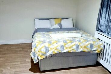 اقامتگاه Lovely 5 Bed House In Romford, Greater London
