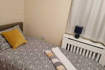 اقامتگاه Lovely 5 Bed House In Romford, Greater London