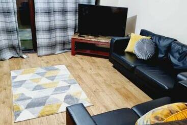 اقامتگاه Lovely 5 Bed House In Romford, Greater London