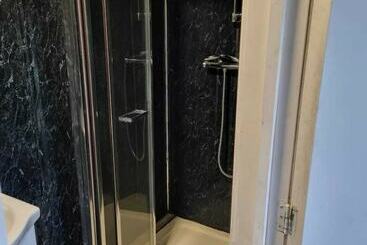 اقامتگاه Lovely 5 Bed House In Romford, Greater London
