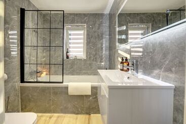 اقامتگاه Modern 2br House & Private Parking & Kid Friendly