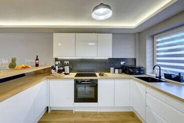 اقامتگاه Modern 2br House & Private Parking & Kid Friendly