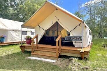 منتجع Travellers Rest Cabins And Rv Park