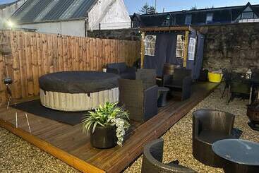 Rural Chapel Cottage, Near Airport, Bar & Hot Tub
