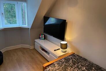 Rural Chapel Cottage, Near Airport, Bar & Hot Tub