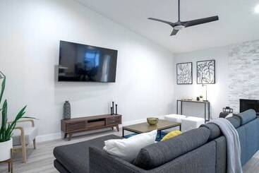 Beautiful 5 Bdrm Vacation Home W/heated Pool !